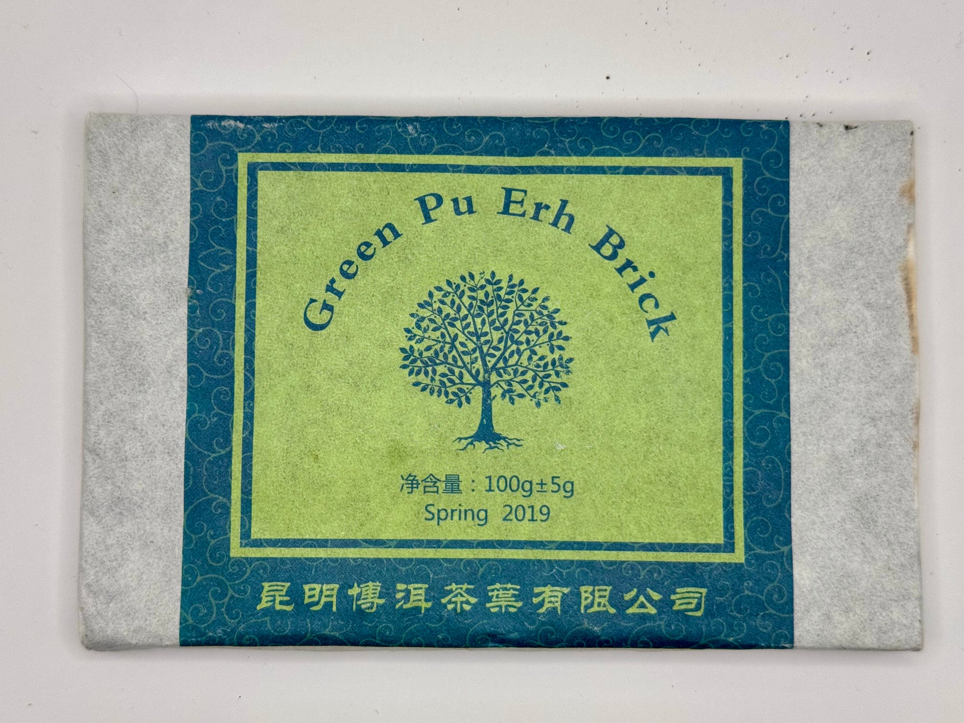 Pu-Erh Tégla Yunnanból  – „Az öreg fa szelleme”  老树的精神 sheng, 2019, tavasz, 100 gramm